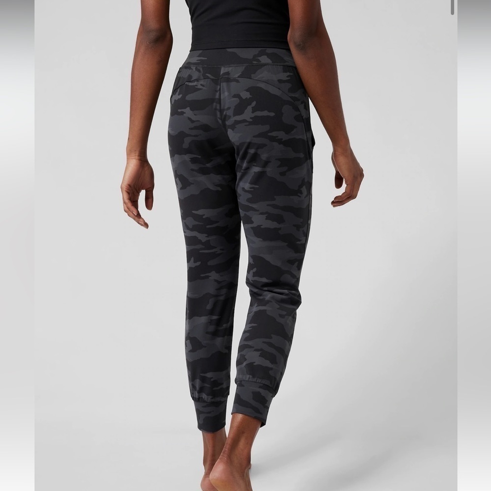 Athleta (Fall 2020) Salutation Jogger Camo XS